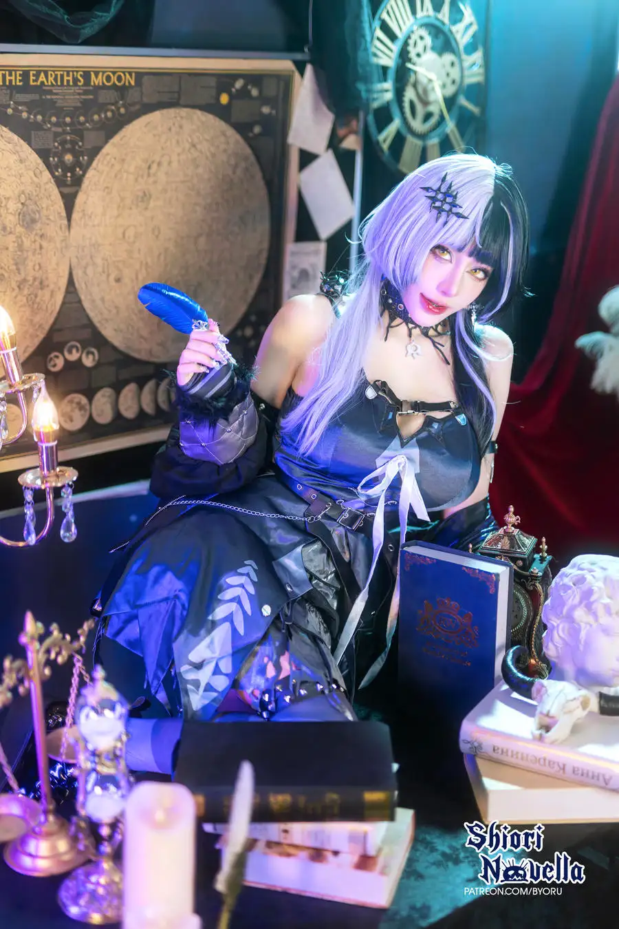 Byoru扮Shiori Novella紫黑双色长发手持蓝色羽毛笔坐在书堆旁 Byoru扮Shiori Novella紫黑双色长发手持蓝色羽毛笔坐在书堆旁