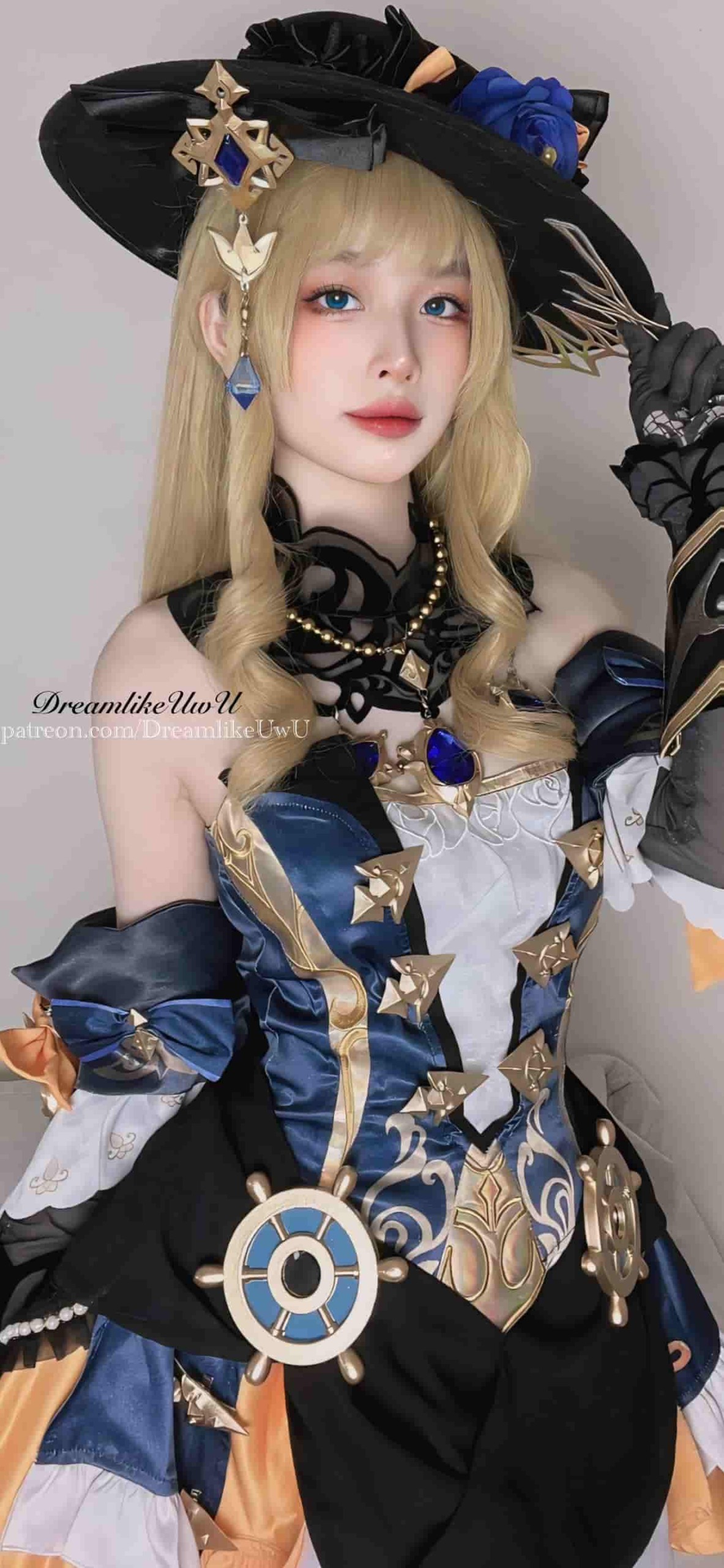 DreamlikeUwU金色假发蓝黑色帽饰角色照 DreamlikeUwU金色假发蓝黑色帽饰角色照