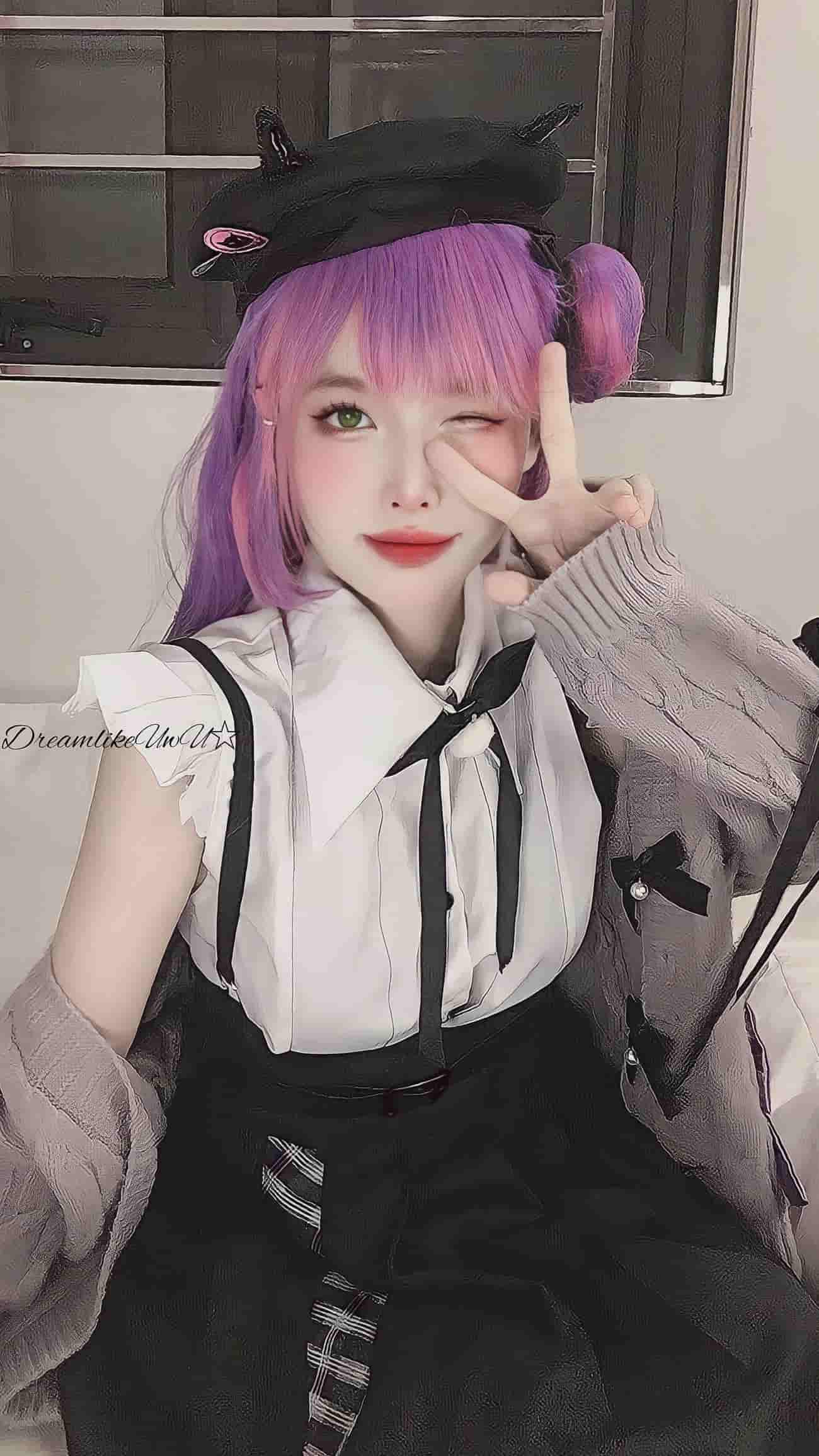DreamlikeUwU紫色假发灰白上衣室内造型 DreamlikeUwU紫色假发灰白上衣室内造型
