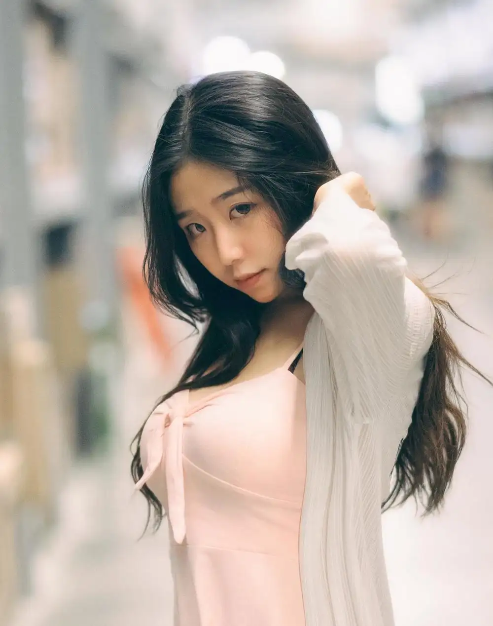 穆零长发穿粉色连衣裙和白色开衫抬手整理头发 穆零长发穿粉色连衣裙和白色开衫抬手整理头发