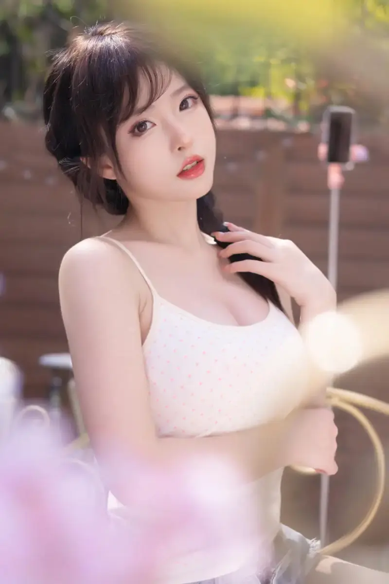 清水由乃的街拍和室内景为何反差明显？
