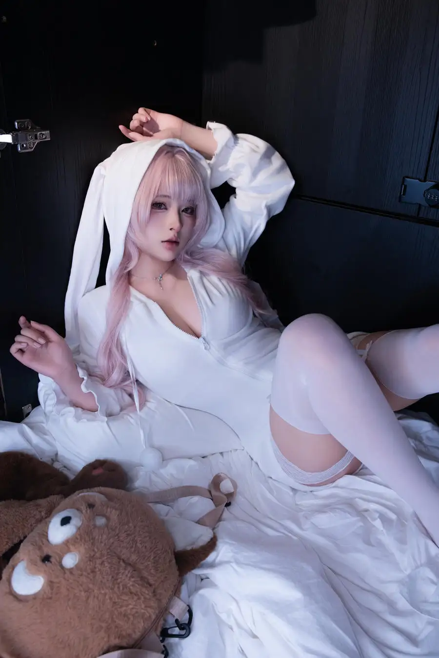 清水由乃粉色假发白色兜帽坐姿写真