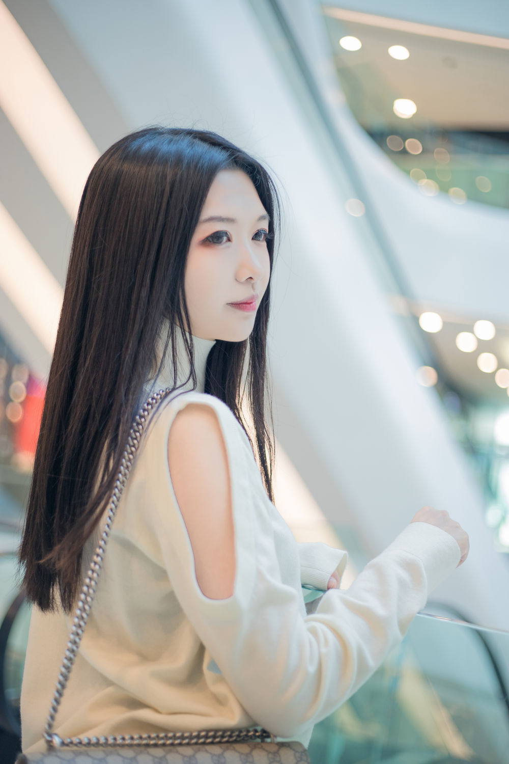 源纱希喵喵喵穿白色露肩袖上衣在玻璃栏杆旁回望 源纱希喵喵喵穿白色露肩袖上衣在玻璃栏杆旁回望